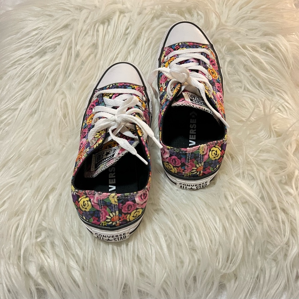 Sneaker shoes